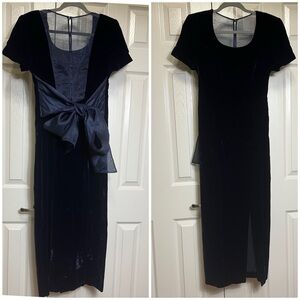 Vintage  Navy Blue Velvet Cocktail Dress With a Large Bow Detail At Back Sz 6